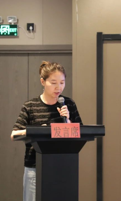 內(nèi)蒙古翻譯家協(xié)會副秘書長趙朝霞傳達(dá)了內(nèi)蒙古文聯(lián)第九次代表大會會議精神。