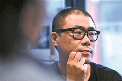 石一楓,1979年生于北京,1998年考入北京大學中文系,文學碩士。著有長篇小說《漂洋過海來送你》《入魂槍》《心靈外史》《借命而生》等,小說集《世間已無陳金芳》《特別能戰斗》等。曾獲魯迅文學獎、馮牧文學獎、十月文學獎、百花文學獎、《小說選刊》年度獎·中篇小說獎等,作品入選年度“中國好書”、中國小說學會年度好小說榜單等。