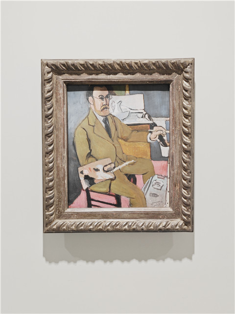 馬蒂斯油畫自畫像。這幅自畫像反映了馬蒂斯當時的心境。他手拿畫筆和調色盤,調色盤上有一塊明顯的黑色顏料。他的旅行箱放在畫架下面,似乎暗示著旅行的狀態。這位初到尼斯的藝術家臉上嚴肅的神情透露出一絲不確定性。馬蒂斯借助尼斯旅館房中衣柜鏡子的反射來創作肖像,因此畫中的他是左撇子,實際上他慣用右手,或許這也是他發現自己另一面的一種方式。