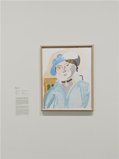 馬蒂斯《戴皮帽的瑪格麗特》。馬蒂斯用藍色、粉紫色和黃色渲染出瑪格麗特輕盈的面容,畫面中并置的色塊周圍沒有任何線條勾勒,未著色的區域完全留白。這幅飽含情感的肖像,雖寥寥數筆卻捕捉到了人物的神韻,因為他通過色彩構建的柔和氛圍緩和了瑪格麗特憂郁的神情。瑪格麗特因童年接受呼吸道手術而留下了傷疤,不得不經常以配飾遮掩。我們從這幅畫作溫柔的氛圍中可以感受到父親對女兒深沉的憐愛。