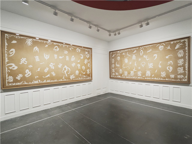 布面絲網印刷畫《大洋洲,海洋》和《大洋洲,天空》。1946年,此時距馬蒂斯的塔希提之旅已經過去15年之久。當他在位于巴黎的工作室里開始用大頭針把飛鳥、游魚和白色海草的剪紙釘在淺米色墻面上,深埋的記憶以異常生動的面貌復活了。隨著馬蒂斯不斷調整剪紙的位置,塔希提之旅所獲得的感官體驗逐漸充盈了房間,最終化身為《大洋洲,天空》和《大洋洲,海洋》這組作品。