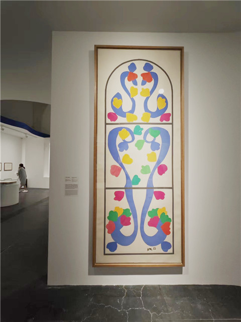 《葡萄樹》彩繪玻璃草圖。在馬蒂斯看來,剪紙是為玻璃花窗設計草圖的理想工具。對不透明水彩紙進行裁剪的過程,就像是切割玻璃一樣,只不過光線不能穿透紙面,因此在繪制玻璃花窗的草圖時,應該考慮光線的穿透效果。年過70歲的馬蒂斯憑借對剪紙的熱情和經驗不斷鉆研,投入到全新材質的創作之中。他將長久以來在作品中探討的空間概念以另一種媒介呈現,創造出一個真正的色彩空間,實現了空間維度上的拓展。