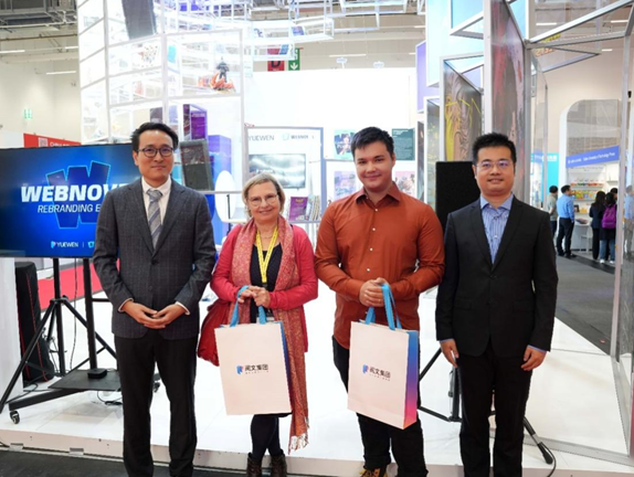 閱文集團海外業務總經理趙必鵬，法蘭克福書展副主席柯樂迪，英國網絡作家卡文，閱文集團副總裁、總編輯楊晨