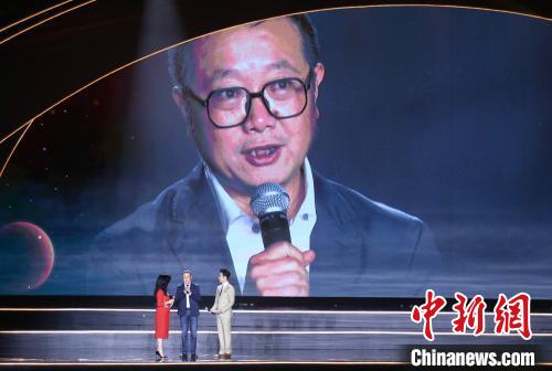 10月18日晚，第81屆世界科幻大會在四川成都開幕，這是世界科幻大會在其80余年發展史中首次在中國舉行。圖為科幻作家劉慈欣與幻迷互動。 記者 王磊 攝