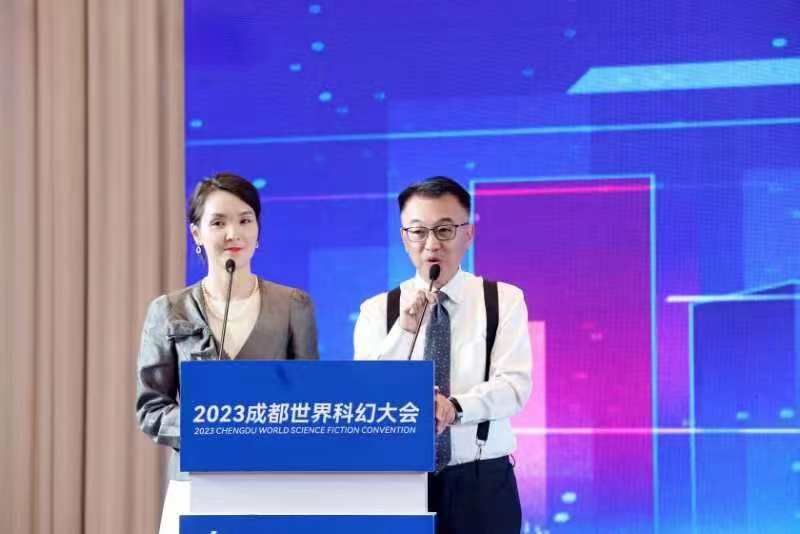 主持人陳柳岐（左）、田松松（右）