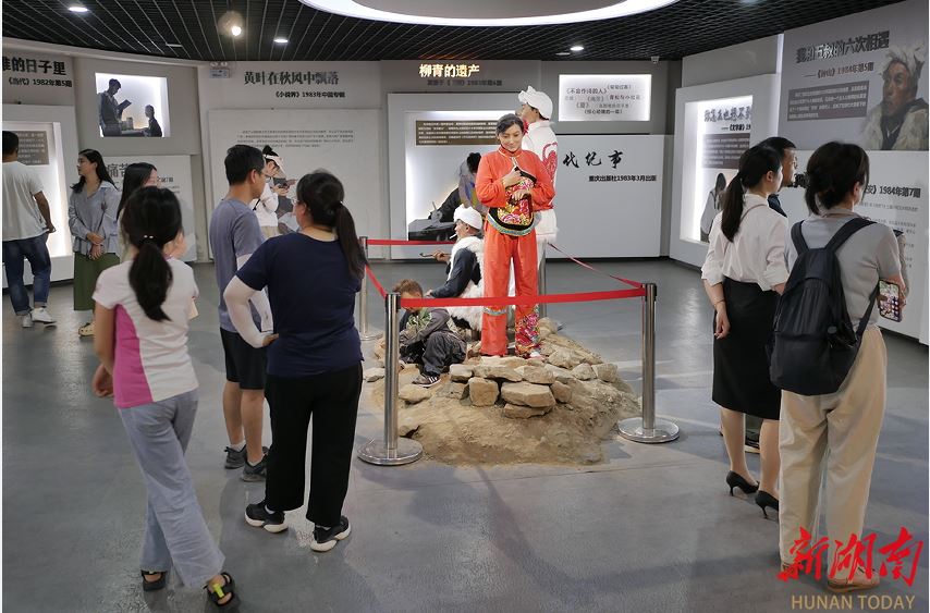 清澗縣石嘴驛鎮王家堡村路遙紀念館內，游客在參觀。