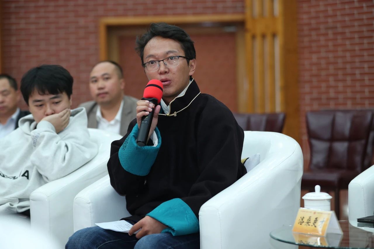 作家洛桑更才發言