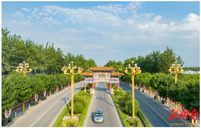 賈家莊村騰飛門(mén)。