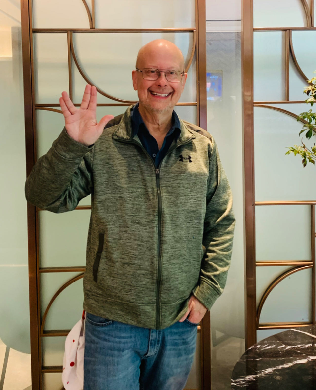 采訪后，羅伯特·索耶?dāng)[出了《星際迷航》中瓦肯人的見面禮手勢。程千千 攝