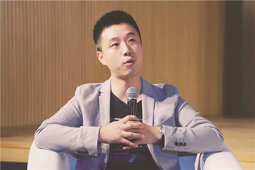 海漄：1990年出生于湖南湘潭，科幻作家，深圳市作家協會會員。有科幻中短篇小說發表于《科幻世界》《銀河邊緣》《中華文學選刊》等雜志。曾提名銀河獎最佳短篇獎。