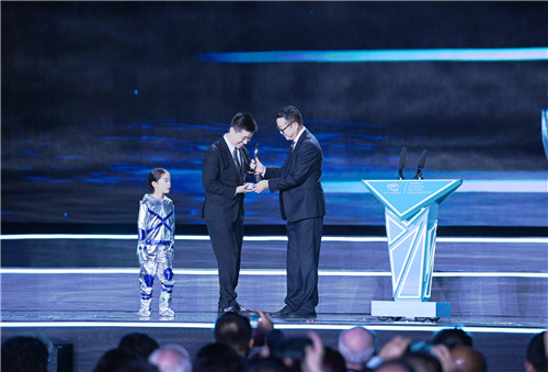 第81屆雨果獎頒獎典禮現場，劉慈欣向海漄授予獎杯。 （成都世界科幻大會組委會供圖）