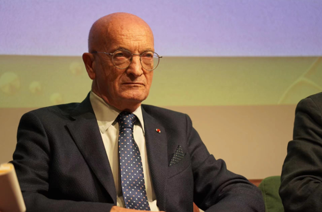 喬瓦尼·多托利，法意雙語詩人，芝加哥大學(xué)、巴黎高等師范學(xué)院、卡利亞里大學(xué)及阿圖瓦大學(xué)（阿拉斯校區(qū)）客座教授；意大利國際作協(xié)成員，法國國際作協(xié)管理委員會成員，創(chuàng)辦并主編多種叢書和雜志。出版三卷本法語詩集《我，生活》和兩卷本意大利語詩集《巔峰玫瑰》，作品被譯成多種語言，曾獲“莫利納洛獎”“歐洲桑戈爾獎”“丹特獎”等，獲法國學(xué)術(shù)界棕櫚葉司令勛章、法國榮譽軍團軍官勛章、法蘭西文學(xué)院大獎等榮譽。