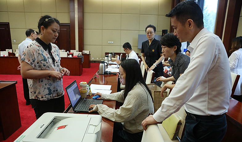 8月11日,聯絡員在監察組、公證員監督下統計選票