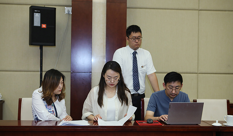 8月11日,聯絡員在監察組、公證員監督下統計選票