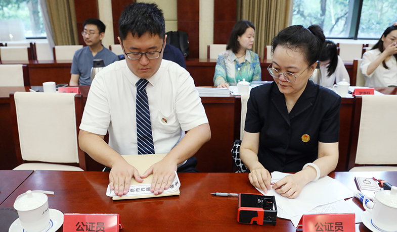 8月11日,公證處公證員封存選票