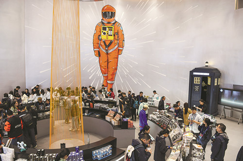 在二〇二三成都世界科幻大會主題展覽上，觀眾在挑選科幻IP周邊產品。新華社記者 唐文豪 攝 