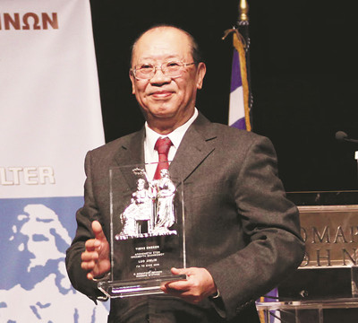 羅錦鱗,當(dāng)代著名戲劇導(dǎo)演藝術(shù)家、理論家、戲劇教育家。自20世紀(jì)60年代起,他先后導(dǎo)演《榆樹下的欲望》《愛情的傳說》《霓虹燈下的哨兵》等百余部舞臺(tái)劇、電視劇和廣播劇。自1986年起,導(dǎo)演了《俄狄浦斯王》《安提戈涅》等十余部古希臘戲劇,多次赴國(guó)外訪問演出,享有較高國(guó)際聲譽(yù)。2009年獲希臘雅典州政府授予“希臘文化大使”稱號(hào),2024年獲第九屆“會(huì)林文化獎(jiǎng)”。