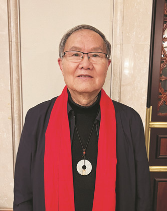 劉慶邦,中國煤礦作協主席。著有長篇小說《斷層》《遠方詩意》《紅煤》《遍地月光》《黑白男女》《女工繪》等12部,中短篇小說集、散文集《走窯漢》《梅妞放羊》《遍地白花》《響器》《黃花繡》等70余部。《劉慶邦短篇小說編年》十二卷。曾獲魯迅文學獎等各類獎項,作品被譯成多種文字出版