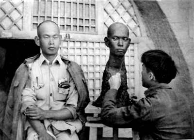 一九四一年,王朝聞在延安創作人像雕塑。圖片由中國藝術研究院研究員鄧福星提供