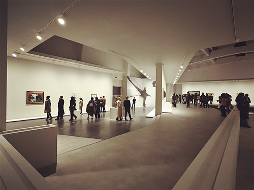 展覽現場。人們饒有興致地駐足觀看