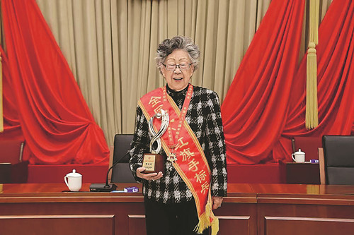 全國三八紅旗手標兵、中國文化國際傳播研究院院長黃會林