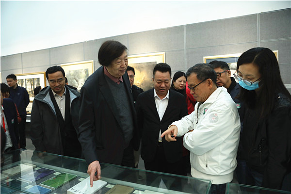 《明報月刊》榮譽(yù)總編輯潘耀明發(fā)現(xiàn)了當(dāng)年明報月刊出版社出版的馮驥才先生小說集《樓頂上的歌手》