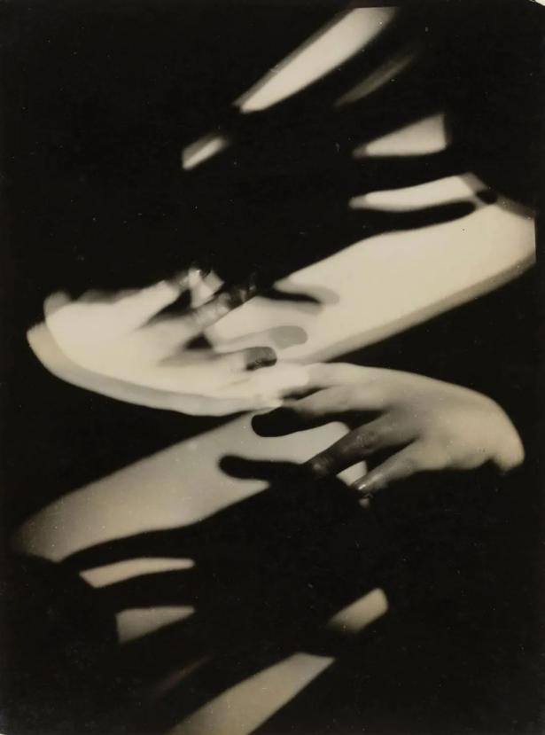 曼·雷作品（資料圖）。達達主義興起于一戰時期，超現實主義則興起于一戰之后，這兩個藝術流派受其所處社會背景的影響，藝術理念傾向于拒絕舊秩序，以徹底瓦解舊秩序，此外，受到弗洛伊德精神分析的影響，他們在摒棄邏輯與理性約束的同時，還喜歡把毫不相干的事物湊在一起，力圖使夢境與現實相統一，因而呈現出神秘與怪誕的特點。曼·雷是達達主義和超現實主義運動的活躍成員，其作品反映了這兩個運動的精神和理念。他對攝影的傳統觀念進行了全面的顛覆和創新，將攝影從一種記錄現實的媒介轉變為一種表達個人思想和情感的藝術形式。他的創見影響了包括杉本博司在內的眾多攝影藝術家。