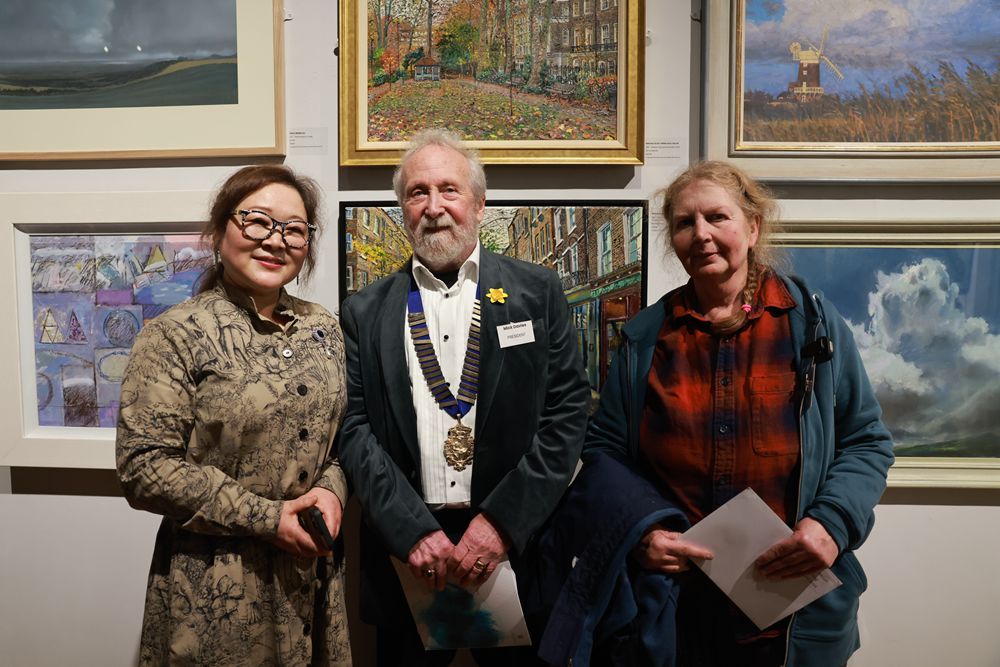 張懷存（左）、英國皇家藝術家學會主席米克·戴維斯（中）和“張懷存獎”獲得者梅麗莎·斯科特米勒（右），在梅麗莎的作品前合影。