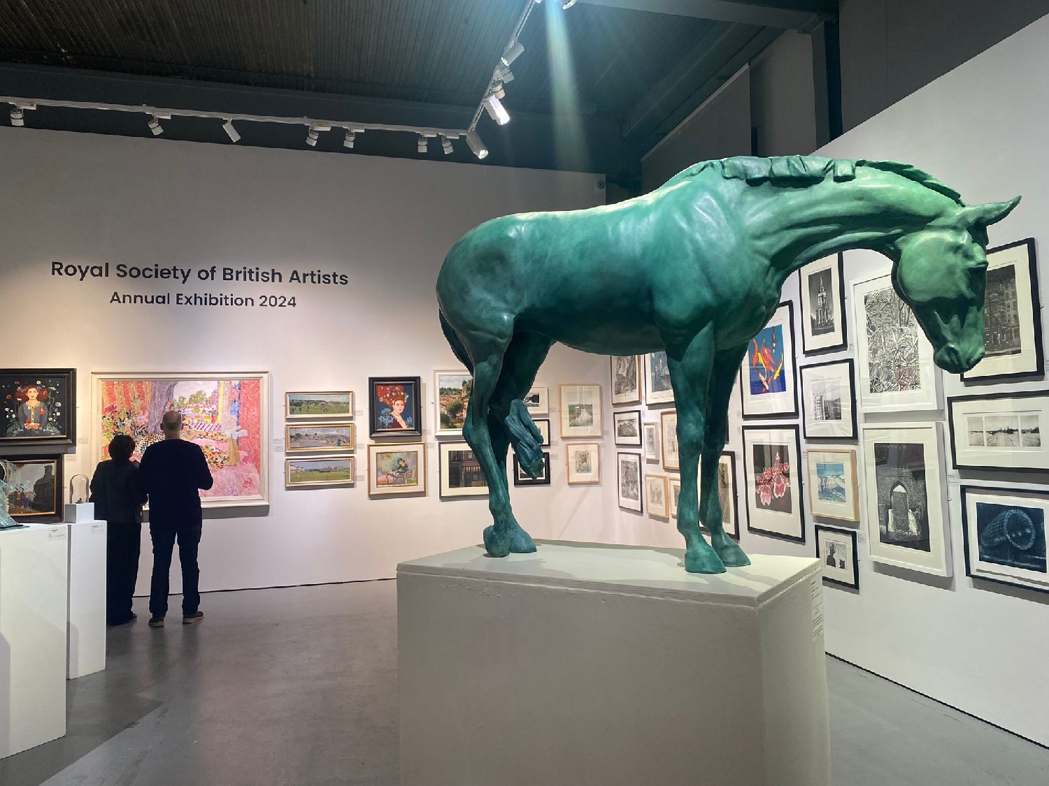 英國皇家藝術家學會2024年度展覽在倫敦摩爾畫廊舉行。