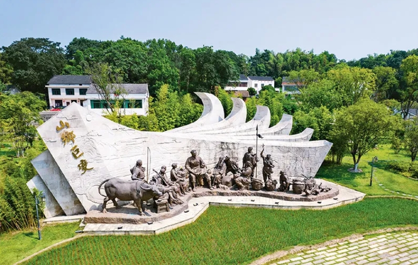 1955年秋，47歲的周立波整理行裝，從北京一路南下，舉家搬回老家湖南益陽清溪村。67年后，在這里，中國作家協(xié)會啟動了“新時代山鄉(xiāng)巨變創(chuàng)作計劃”和“新時代文學攀登計劃”兩項重大文學行動。圖為2022年8月1日拍攝的湖南省益陽市清溪村清溪廣場。 新華社記者 陳思汗/攝