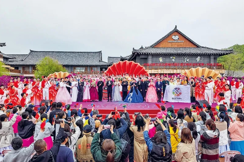 十年來，文藝工作者服務基層成為常態(tài)。2024年5月10日，由中國文聯(lián)、吉林省委宣傳部、中國文藝志愿者協(xié)會主辦的“東方唱響——中國文聯(lián)文藝志愿服務團走進吉林延邊東方第一村文藝演出”，在有“東方第一村”美譽的延邊州琿春市敬信鎮(zhèn)防川村舉行。圖為演出現(xiàn)場。 中國文聯(lián)供圖