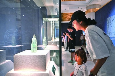 5月18日，參觀者在內蒙古呼和浩特市的呼和浩特博物館“問蜀——東周時期的蜀文化展”上觀看展品。 新華社記者 貝赫攝