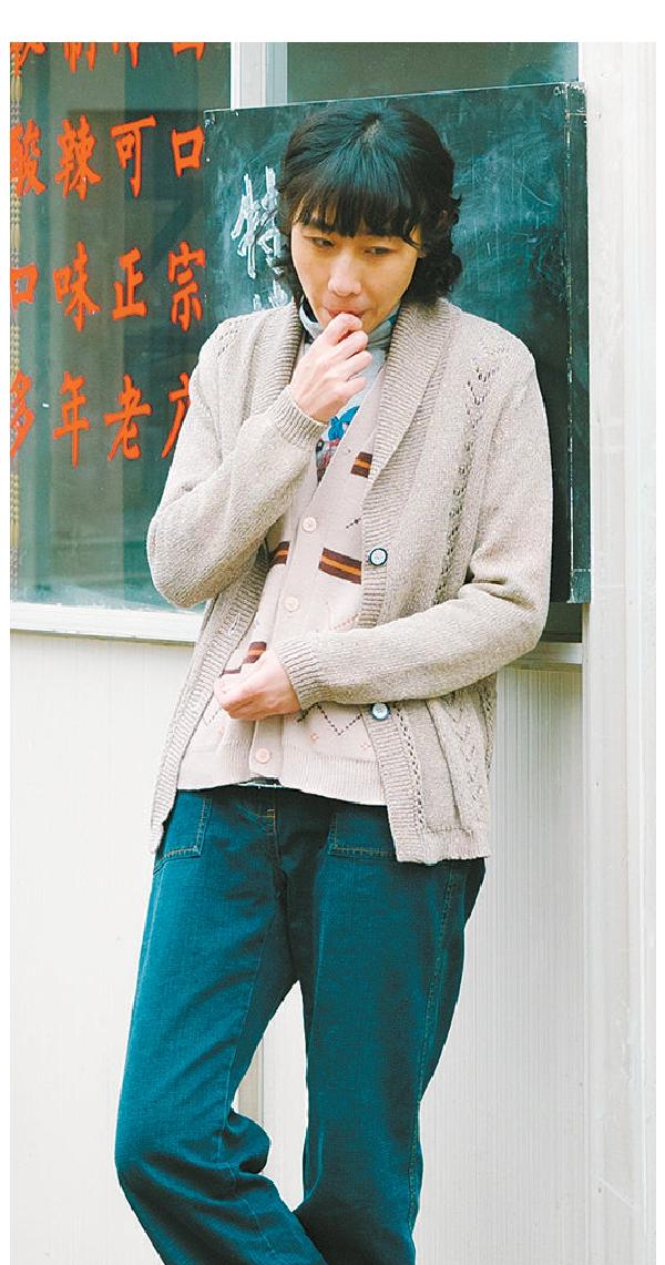 在《漫長的季節》中，任素汐飾演的徐姐瘦瘦高高，倚門嗑瓜子兒的動作，斜眼兒瞟人的眼神，加上幾句曖昧臺詞，略略幾筆勾勒出在生存邊緣掙扎又頗具風情的小飯館老板娘。