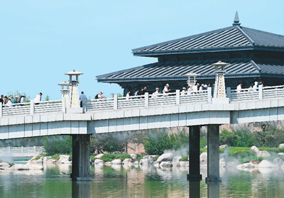 　5月18日，觀眾步入陜西歷史博物館秦漢館參觀。 　　新華社記者 李一博攝