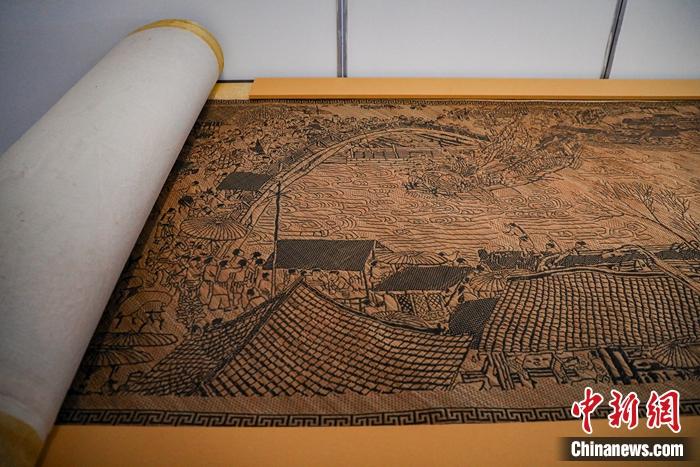 徐建元創(chuàng)作的竹編畫《清明上河圖》。徐峻杰 攝