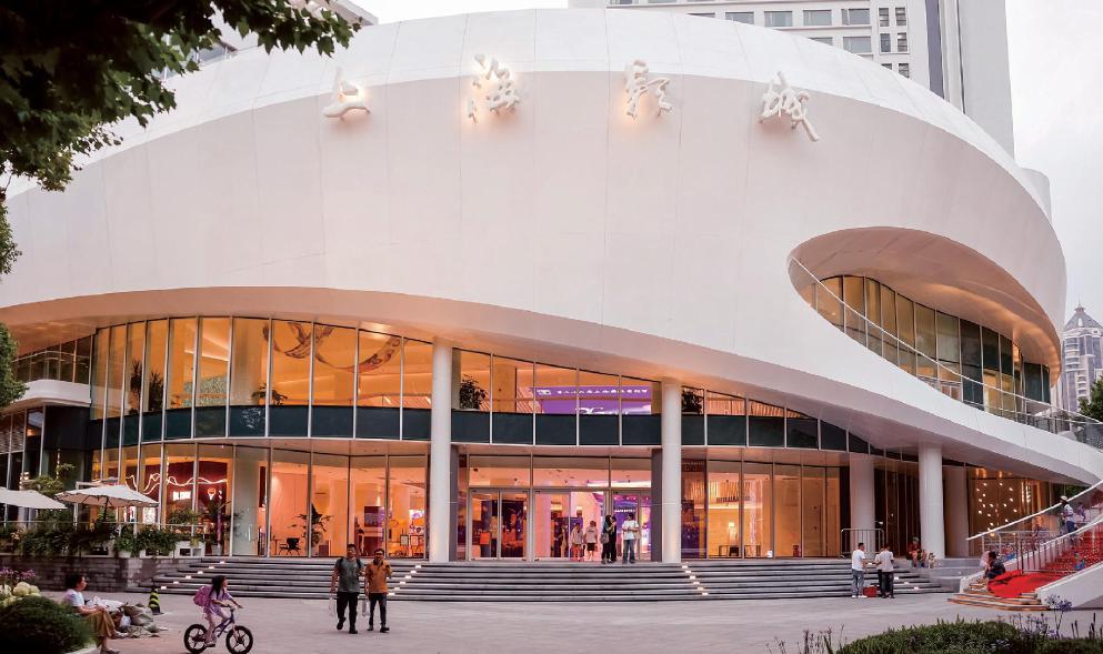 作為本屆上海國際電影節的主會場，上海影城已經裝飾布置完畢，靜候影迷蒞臨。 本報記者 王竟成 攝