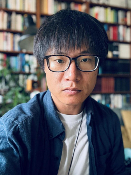 李晁,1986年生于湖南,現居貴陽。2007年發表小說,獲《上海文學》新人獎、紫金·人民文學之星獎、《作家》金短篇獎、華語青年作家獎、十月文學獎等,有小說入選收獲文學榜,出版小說集《霧中河》等三部。