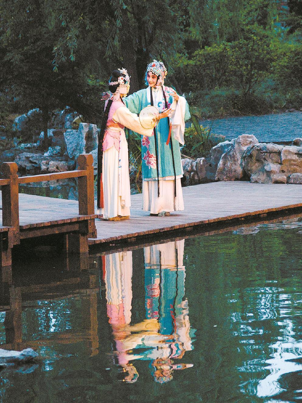 經典戲曲常常與園林空間相關，諸如《牡丹亭》《西廂記》等。左圖為張軍昆曲藝術中心出品的實景園林昆曲《牡丹亭》。