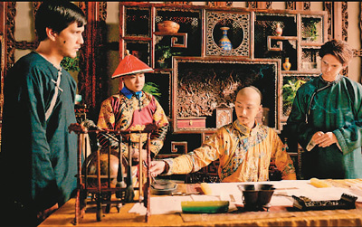 《康熙與路易十四》劇照。影片用情景再現(xiàn)的方式表現(xiàn)康熙向法國(guó)傳教士學(xué)習(xí)西方科學(xué)文化時(shí)的情景。