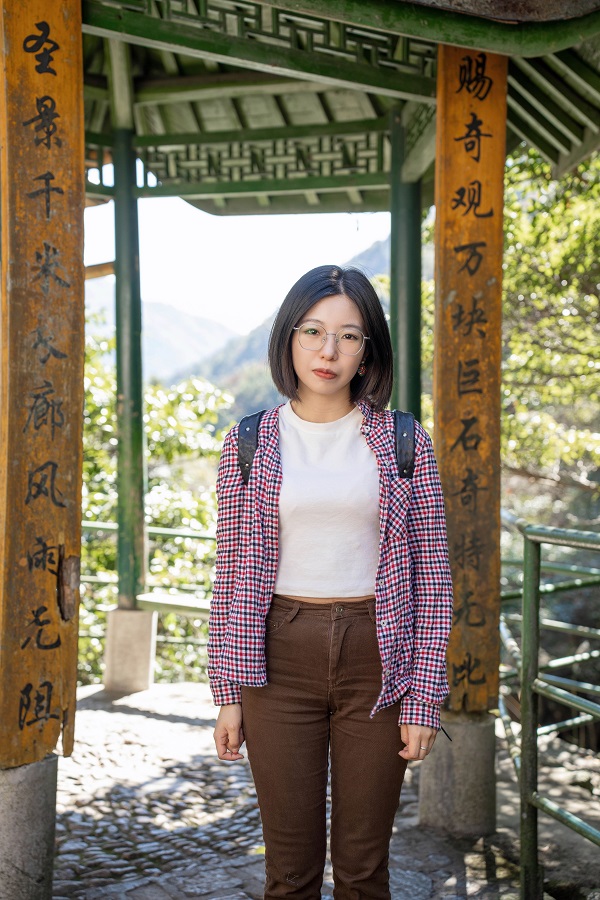 作家簡介 李姍姍,筆名三三,女,漢族,一九九一年出生,畢業(yè)于中國人民大學(xué)創(chuàng)造性寫作專業(yè)。作品發(fā)表于《人民文學(xué)》《收獲》等多家刊物,多有選載。曾獲2020年“鐘山之星”年度青年佳作獎、2021年度青花郎?人民文學(xué)獎新人獎、第七屆郁達夫小說獎短篇小說獎、首屆《靜?安》文學(xué)獎、紅棉文學(xué)獎小說主獎等獎項,入選王蒙青年作家支持計劃?年度特選作家(2022—2023)等。著有短篇小說集《晚春》《山頂上是海》《俄羅斯套娃》《離魂記》等四部。