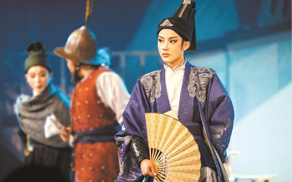 古老戲曲掀起“青春革命”,從情感、形式、媒介上將青年文化、時代審美融入戲曲古典樣態,這是“新文化生命體”適應新媒介環境,以青年力量激活傳統文化能量進行自我更新的典型示例。圖為越劇《新龍門客棧》