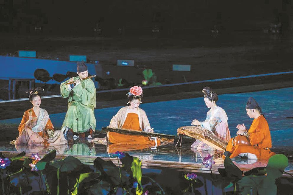 成立于2014年的自得琴社,其成員是一群熱愛古樂的年輕人。他們將傳統文化的魅力與國潮元素相互融合,在互聯網上掀起了“古畫音樂”的風潮。網友點贊他們的視頻“仿佛一幅會動的古代畫卷”,畫中人是身著古代服飾的樂師,或撫古琴,或吹笛蕭,或擊大鼓。