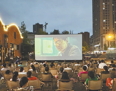 在四川成都完美文創公園里，一場露天電影正在放映。 　　廖茂林攝