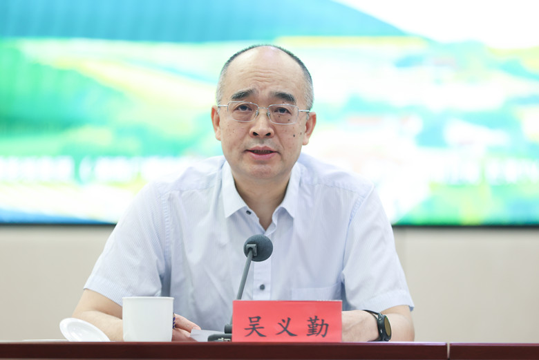 中國作協(xié)黨組成員、副主席、書記處書記吳義勤