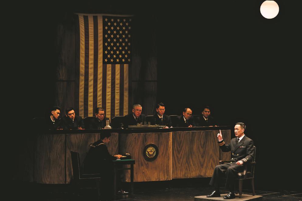 馮遠(yuǎn)征（右一）在《嘩變》中飾演固執(zhí)刻板、獨(dú)斷專行的魁格艦長。 本報記者 葉辰亮攝