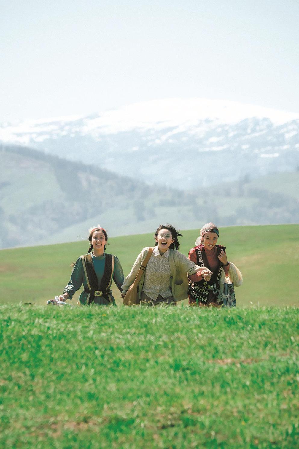 網絡劇短章的減集縮時效應,拉動電視劇的減集縮時潮流,給當前不斷承受日常時間“碎片化”困擾的普通觀眾提供了科學管理日常時間的有利條件。圖為八集電視劇《我的阿勒泰》劇照。