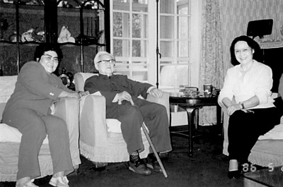 1986年，楊沫（左一）與妹妹白楊看望巴金先生 圖片選自同心出版社出版的《楊沫百年紀念圖文》