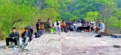 美院師生走進山間田野進行寫生創作