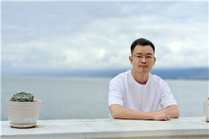 散文獎：《與父親書》作者： 向迅（土家族）         獲獎感言顧名思義，《與父親書》是一本寫給父親的書，也是一本獻給天下所有父輩的書。由于受到傳統的中國式父子關系的影響，我們和父親在生活中總是沉默以對，即便是在他即將離開我們的時候，我們都極力克制著彼此的情感，以至于他一生的故事成為謎團。正因為如此，在創作這本書的過程中……