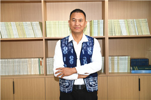 散文獎：《洱海筆記》 作者： 北雁（白族）         獲獎感言我慶幸自己出生在洱海之源。從我們村子后方山脈上發源的大小溪流河溝，以及離我們村子不遠的茈碧湖、草海、綠蔭塘、鵝墩塘，還有從我們壩子里流過的彌茨河、鳳羽河、彌苴河、海尾河、永安江、羅時江，甚至包括從天空降落的雨水和羅坪山頂融化的雪水，它們的流向都是群山之外波瀾壯闊的洱海……